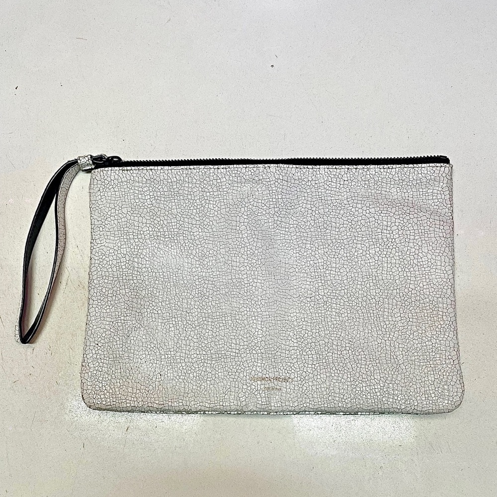 COMMON PROJECTS Clutch